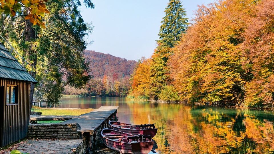 paragraphImageLeftRight_plitvice_shutterstock_1222533292-obrad_lg_13372